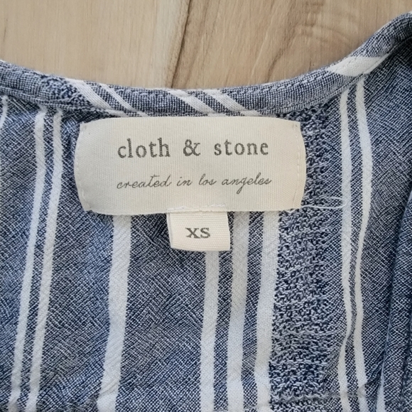 Cloth & Stone- Button up top - Picture 3 of 4
